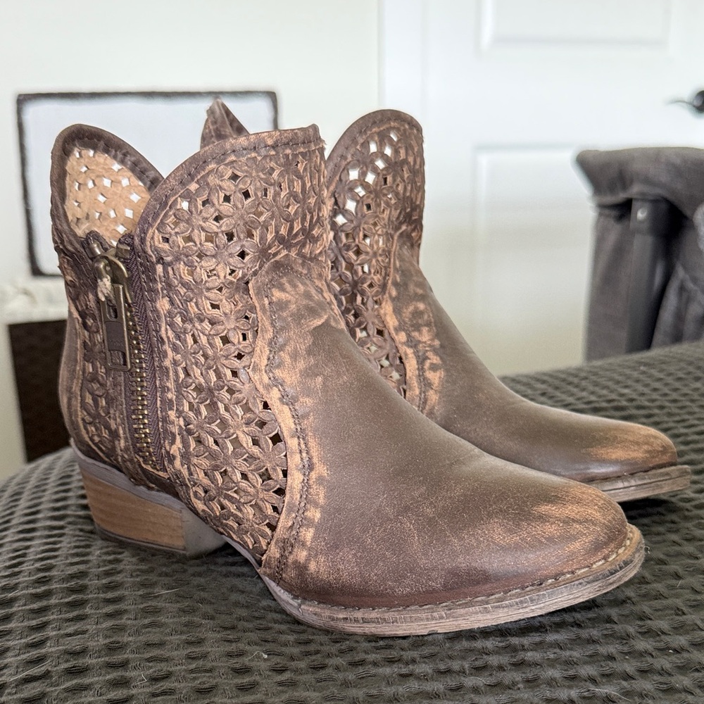 Circle G Distressed Brown Ankle Booties